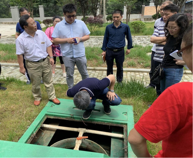 周少奇（左一）团队在榕江现场指导微动力曝气生物滤池安装。sunbet申搏官方网站供图